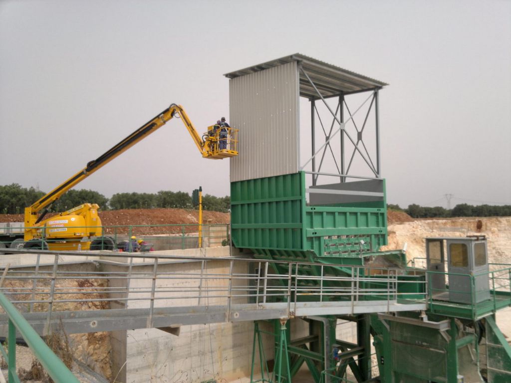 Montaggio copertura tramogge impianto betonaggio